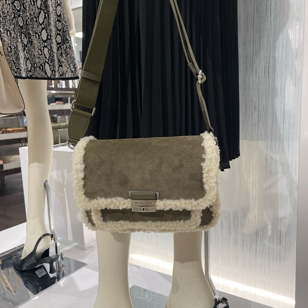 MICHAEL KORS Bradshaw Medium Suede and Faux Shearling Messenger Bag
Olive
NWT - Picture 11 of 16